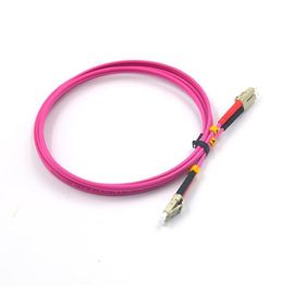 Corde de correction de fibre optique OM4 UPC de rose à plusieurs modes de fonctionnement de LC pour le réseau de CATV