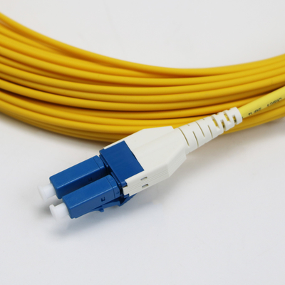LC Uniboot Zip Cod Singlemode G657.A1 BendInsensible Duplex 2 mm LSZH Faible perte 0,15 dB Cordon de patch à fibres
