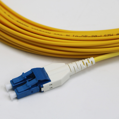 LC Uniboot Zip Cod Singlemode G657.A1 BendInsensible Duplex 2 mm LSZH Faible perte 0,15 dB Cordon de patch à fibres