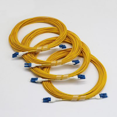 Uniboot LC Fiber Jumper 1M LC UPC à LC UPC mode unique G657.A1 BendInsensible 2mm LSZH Faible perte 0,15dB Cordon de patch de fibre