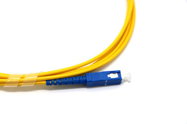 La correction jaune de fibre de mode unitaire câble 9/125 longueur adaptée aux besoins du client par connecteur de Sc/UPC