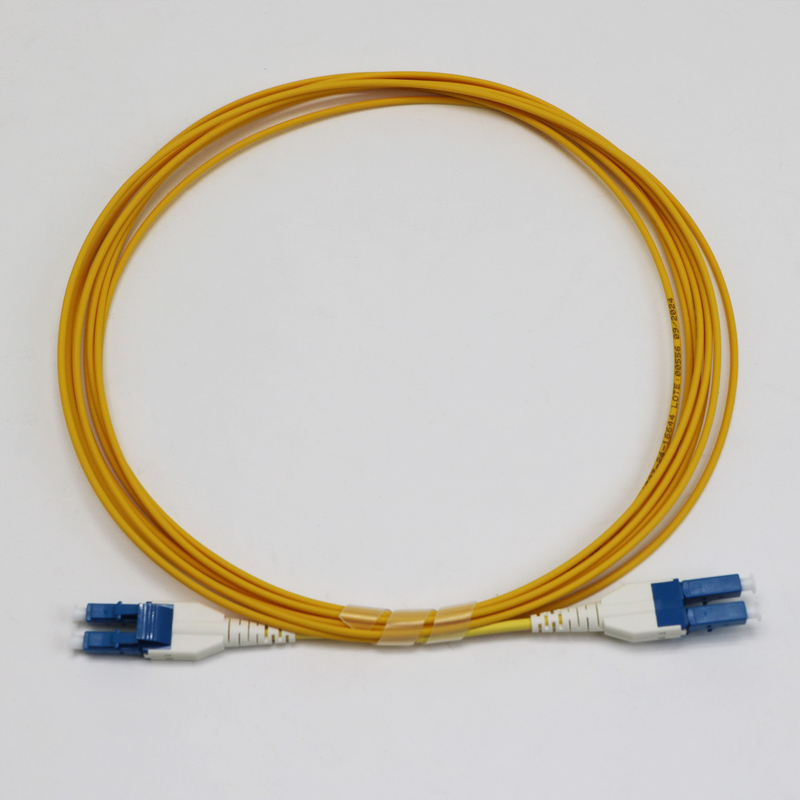 LC Uniboot Zip Cod Singlemode G657.A1 BendInsensible Duplex 2 mm LSZH Faible perte 0,15 dB Cordon de patch à fibres